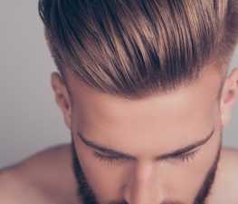 Czy urazy mechaniczne i czynniki zewnętrzne mają wpływ na wypadanie włosów męskich?- biotebal.pl