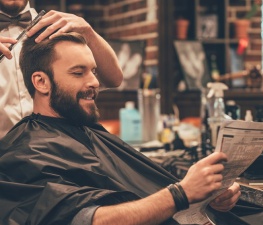 Jak fryzurą możemy ukryć męskie mankamenty w każdym wieku? Sposoby na wypadające włosy- biotebal.pl