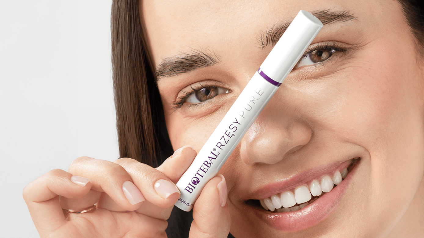 Modelka pozuje z produktem Biotebal rzęsy PURE