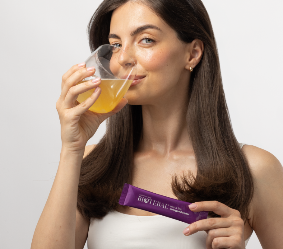 Kobieta podczas picia produktu Biotebal Skin & Hair Collagen Booster
